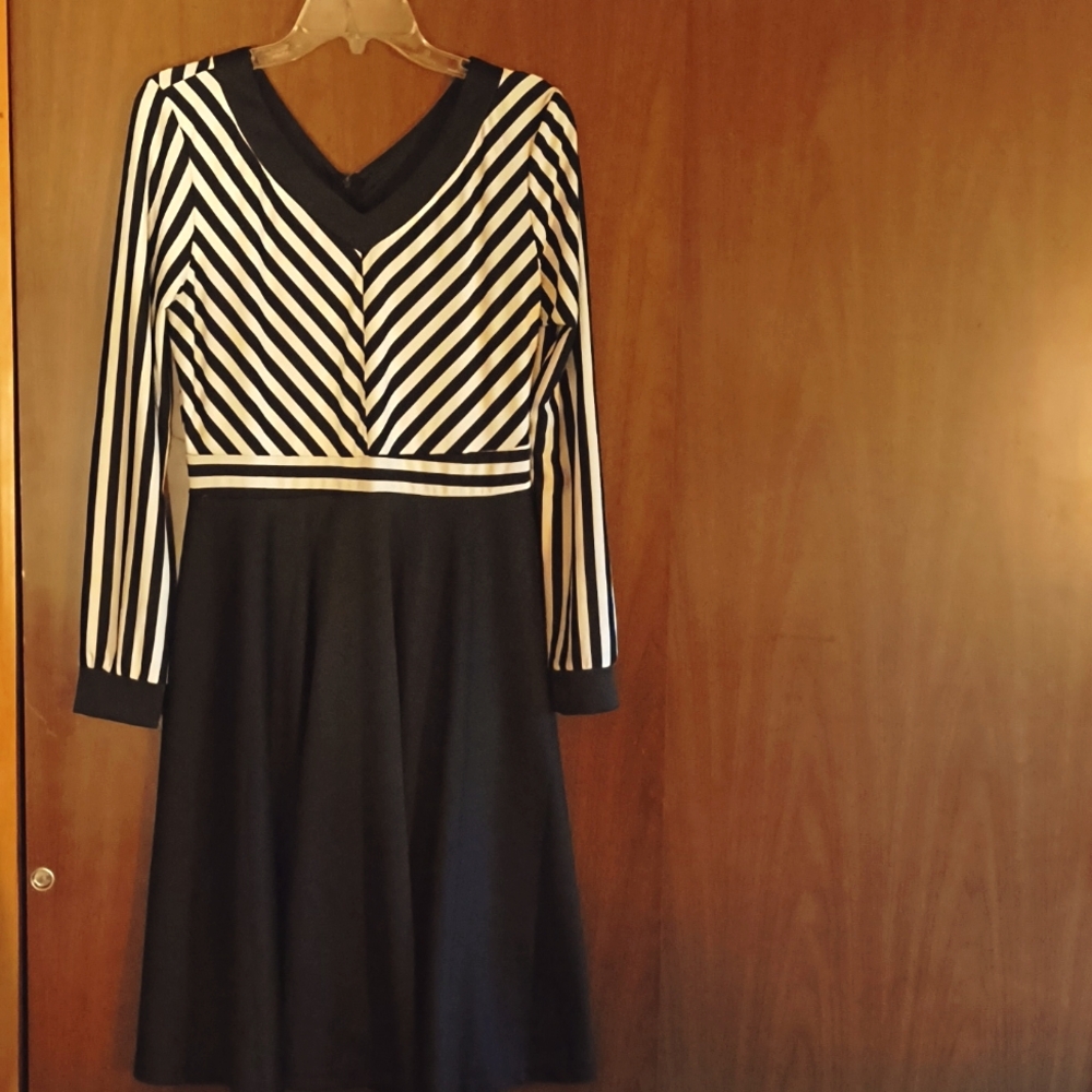 FASHION MIA Elegant Black and White Striped Dress Size XXL